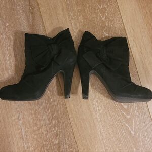 Gianni Bini Suede Leather Black Bow Booties, Size 6.5